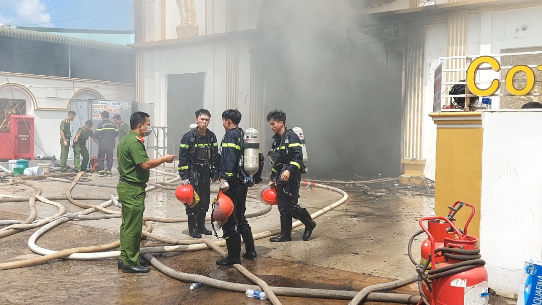 Efforts to put out the fire at the Karaoke bar in Phuoc An town