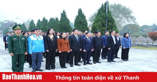 Standing Deputy Secretary of the Provincial Party Committee Lai The Nguyen visited Dong Tam International Martyrs Cemetery; visited and presented gifts to policy families in Ba Thuoc district