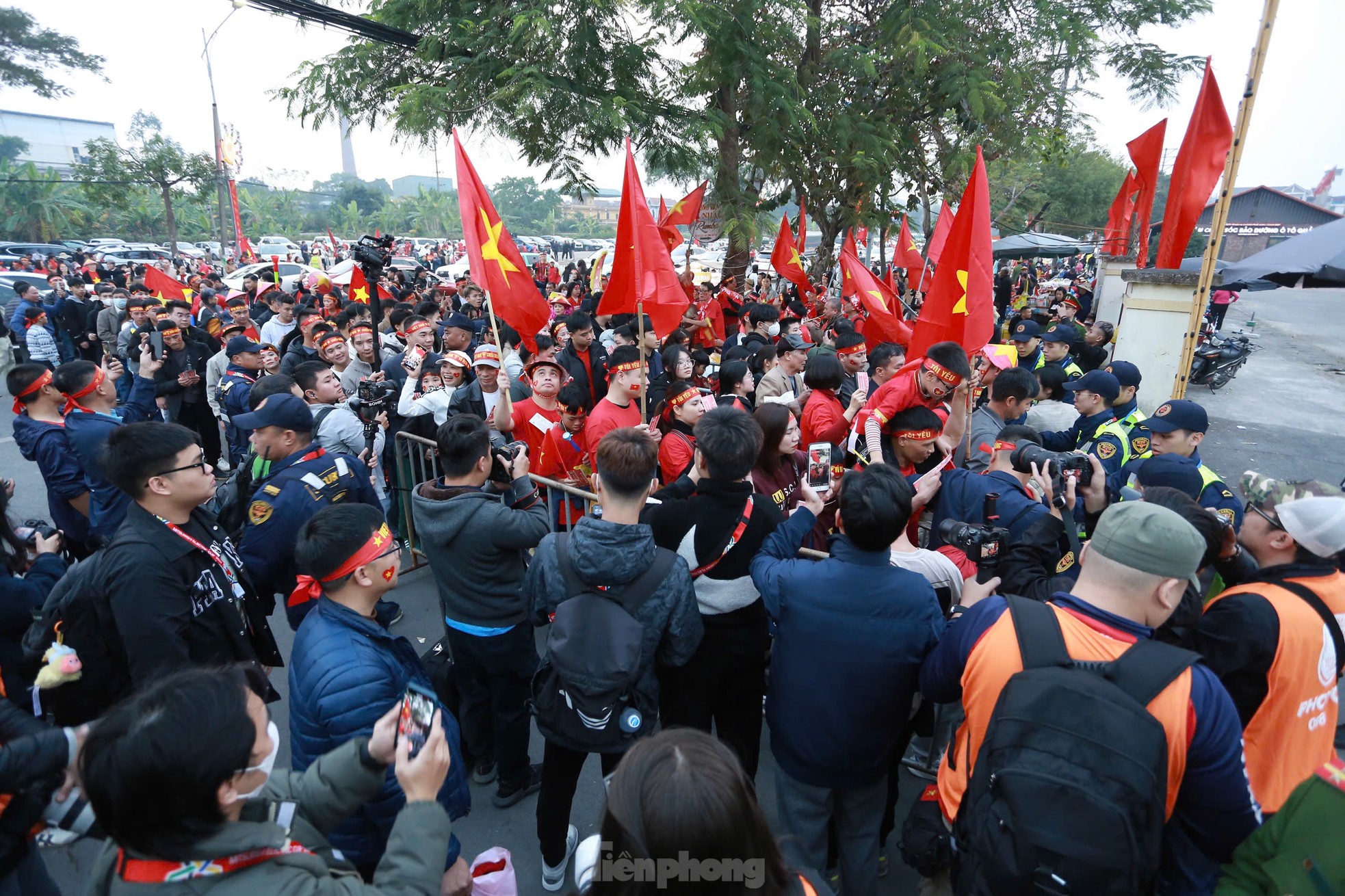 Viet Tri is glowing red, fueling the Vietnamese team in the second leg of the semi-final photo 10