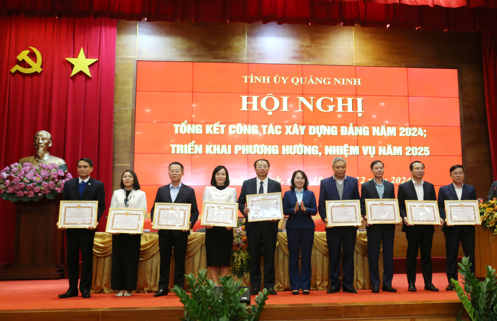 Comrade Trinh Thi Minh Thanh, Standing Deputy Secretary of the Provincial Party Committee, Chairman of the Provincial People's Council awarded Certificates of Merit from the Provincial Party Committee Standing Committee to collectives with outstanding achievements.