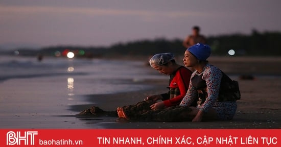 Người dân Hà Tĩnh thích thú đón bình minh trên biển Thạch Hải