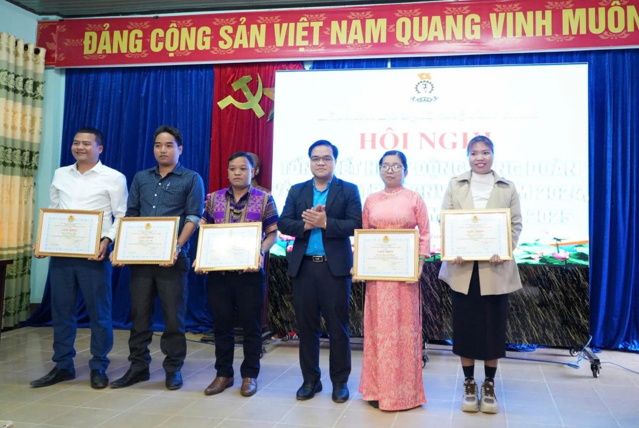 Lãnh đạo LĐLĐ huyện Tây Giang trao giấy khen cho các cá nhân có thành tích xuất sắc trong hoạt động công đoàn năm 2024