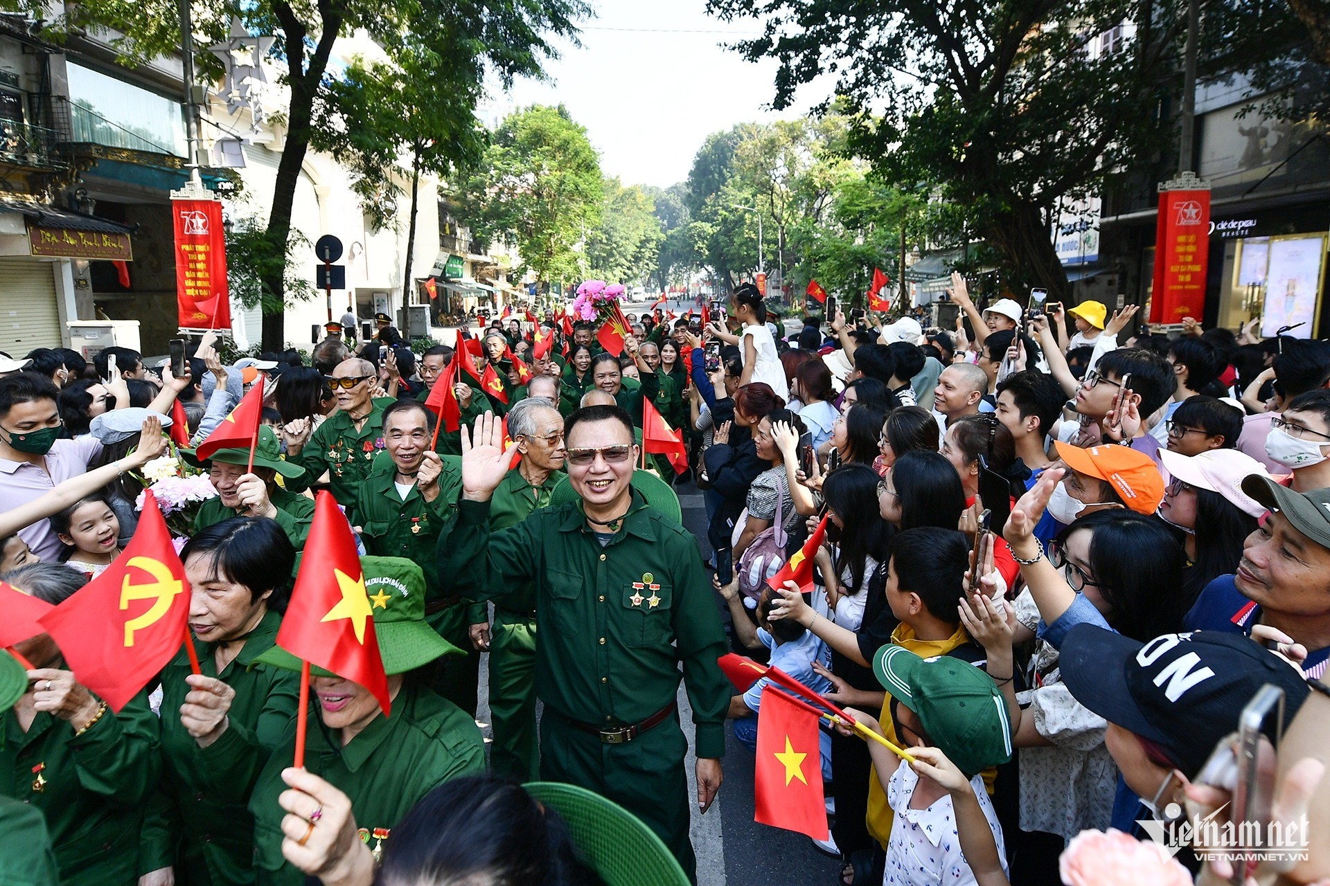 ภาพประทับใจเมื่อคน 8,000 คนแสดงสดฉากวันปลดปล่อยเมืองหลวงริมทะเลสาบฮว่านเกี๋ยม ภาพที่ 18