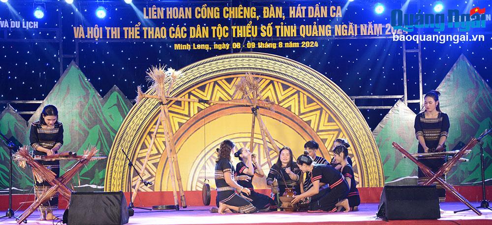 Tiết mục hòa tấu nhạc cụ dân tộc A khung của đơn vị Sơn Hà.