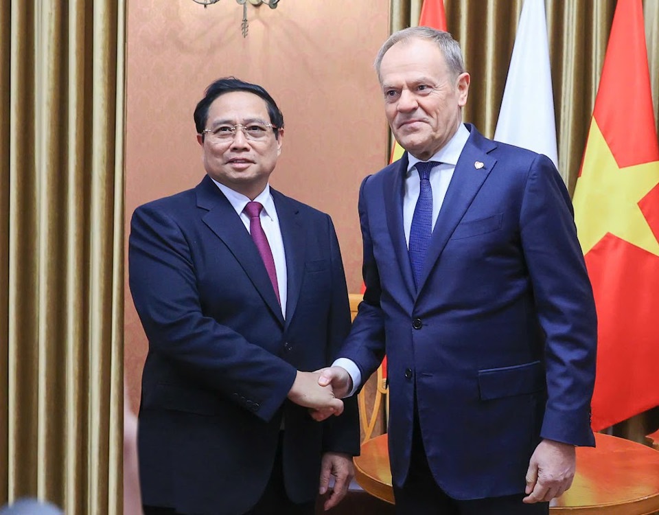 Le Premier ministre polonais Donald Tusk a chaleureusement accueilli le Premier ministre Pham Minh Chinh et la délégation vietnamienne de haut rang, la première délégation internationale de haut rang à se rendre officiellement en Pologne en 2025 - Photo : VGP