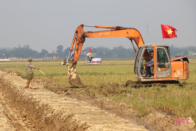 Những hộ dân đầu tiên ở Hà Tĩnh nhận sổ đỏ sau chuyển đổi ruộng đất