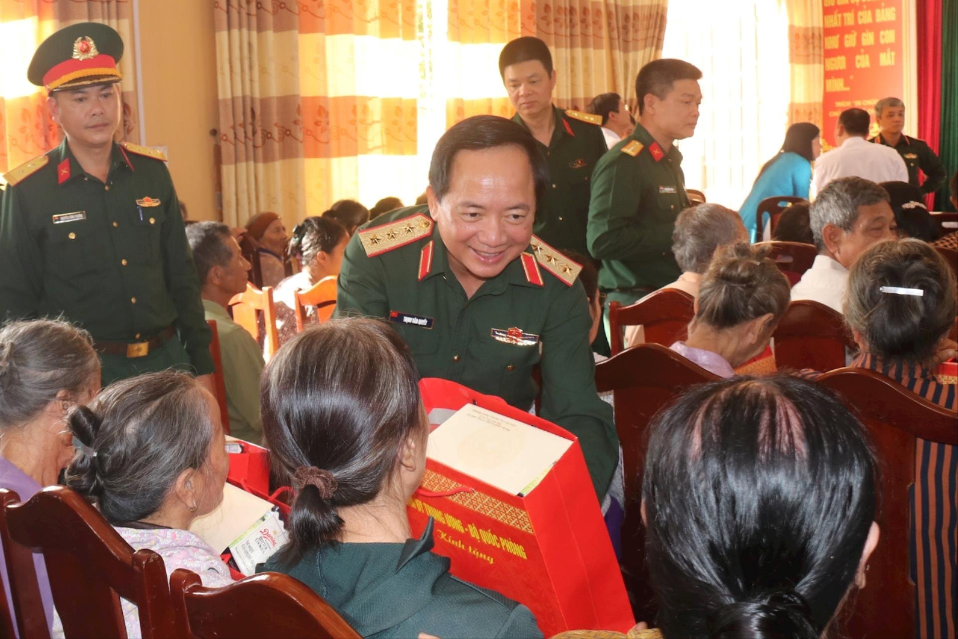 Le lieutenant-général supérieur Trinh Van Quyet a assisté au Grand Festival de Solidarité dans le village de Ha Vinh (Thanh Ha)