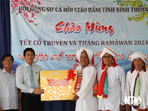 Lãnh đạo UBND tỉnh thăm, chúc mừng Ramưwan