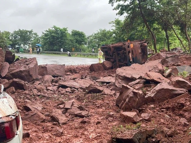 ดินถล่มทับรถ 2 คันบนทางหลวง บาดเจ็บ 8 คน - ภาพที่ 3