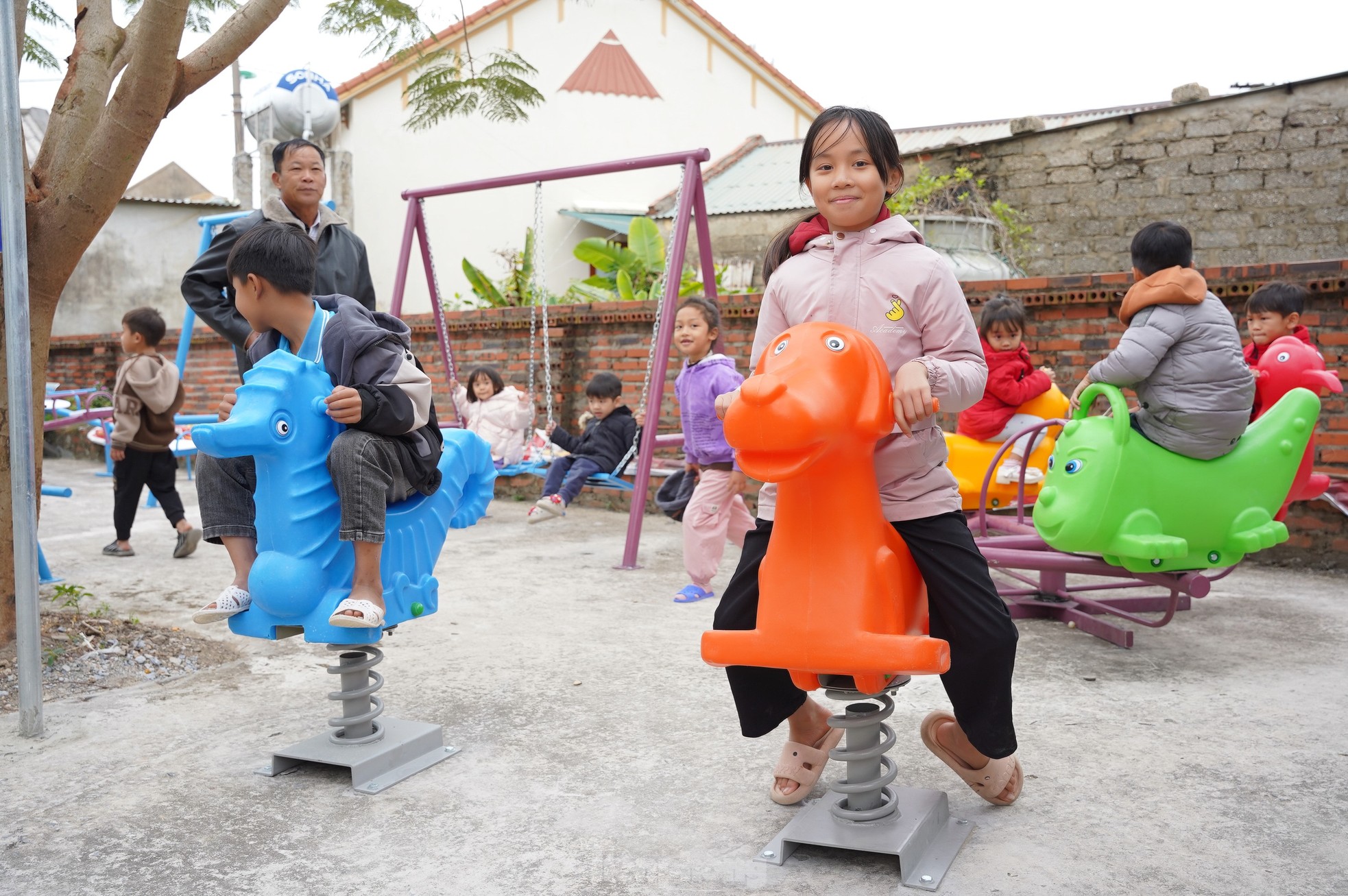 Les jeunes de Quang Ninh bénéficient de contrôles médicaux gratuits sur l'île de l'avant-poste, photo 7