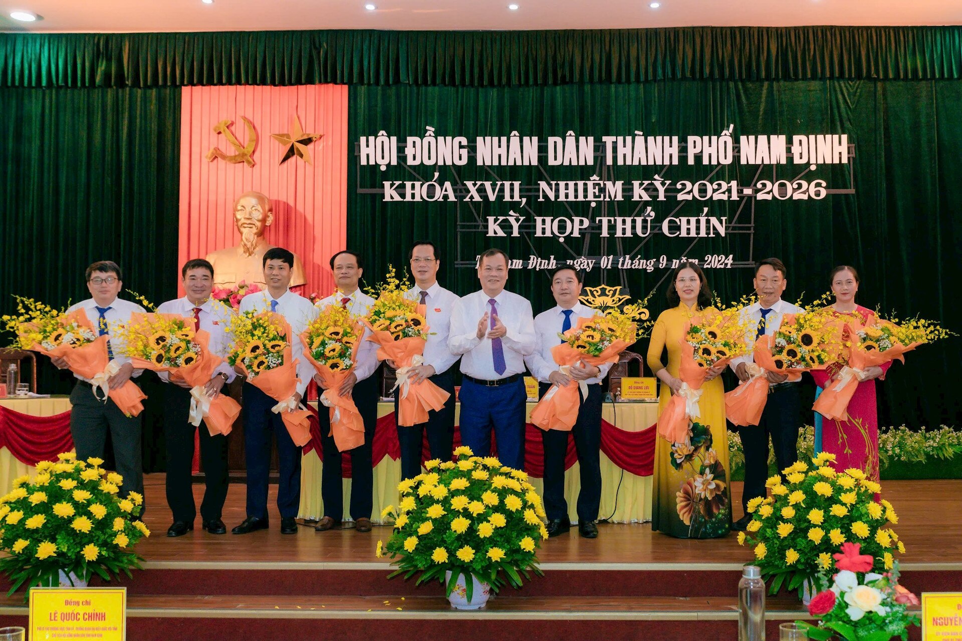 Le secrétaire adjoint permanent du Comité du Parti provincial de Nam Dinh, Le Quoc Chinh (au milieu), a félicité les fonctionnaires récemment élus par le Conseil populaire de la ville de Nam Dinh pour occuper des postes de direction au sein du Conseil populaire et du Comité populaire de la ville.