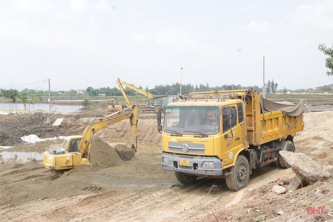 Sur le chantier de construction du projet de la rocade Est de la ville de Ha Tinh