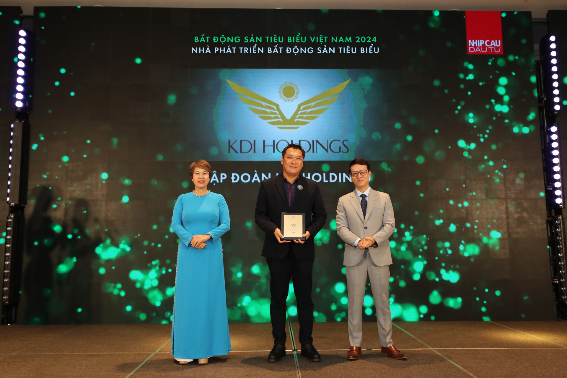 Mr. Nguyen The Vinh - General Director of Vega City Joint Stock Company (under KDI Holdings Group) representing KDI Holdings Group received the award for Outstanding Real Estate Developer 2024