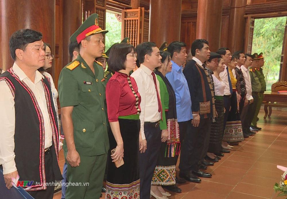 Đoàn đại biểu Đại hội Dân tộc thiểu số tỉnh Nghệ An dâng hương tưởng niệm Chủ tịch Hồ Chí Minh