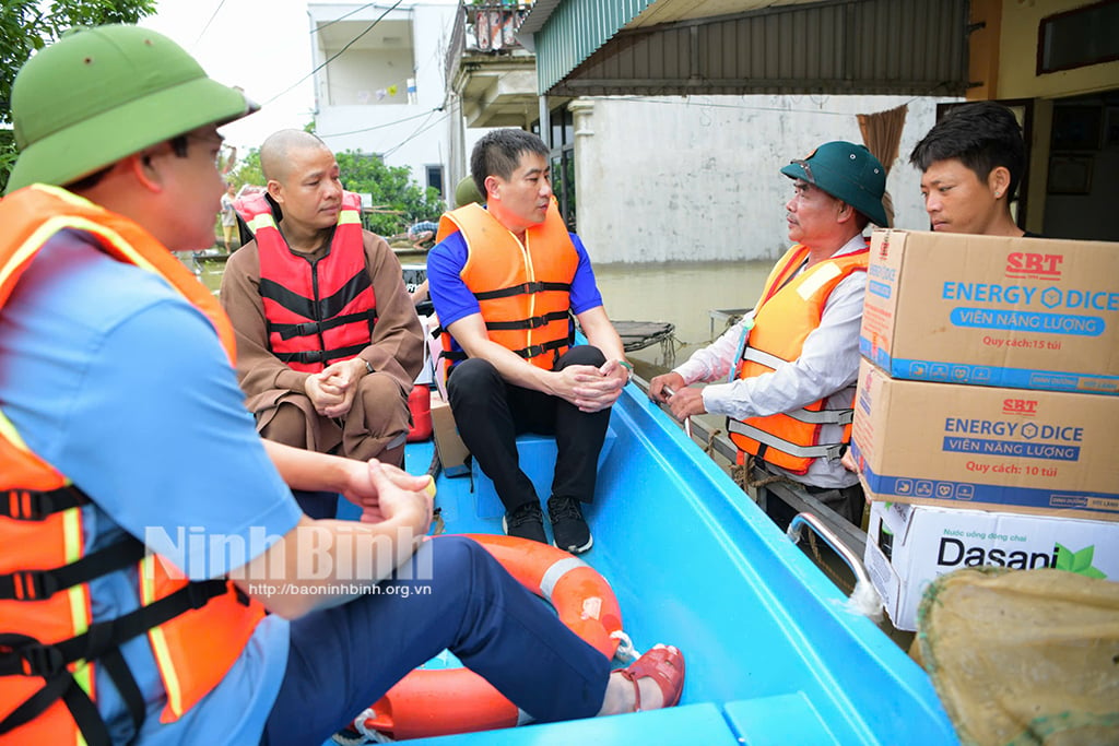 地方青年連合が洪水被害地域を訪問し、生活必需品を配布