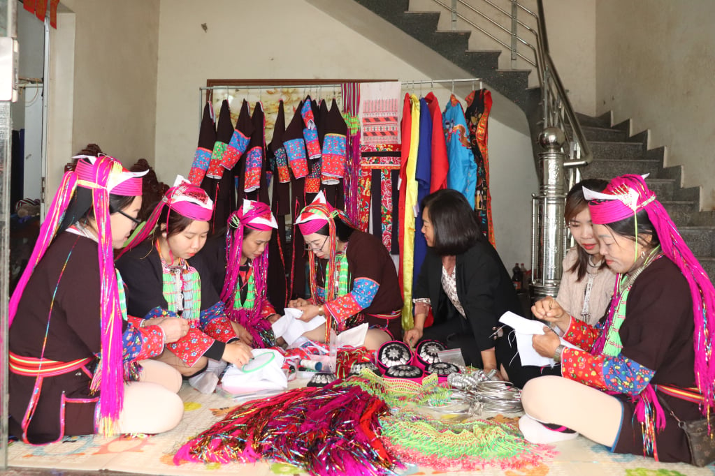 Las integrantes de la Unión de Mujeres de la aldea de Cong To, comuna de Tien Lang, distrito de Tien Yen, mantienen las actividades del Club de Preservación de la Identidad Cultural del grupo étnico Dao Thanh Y