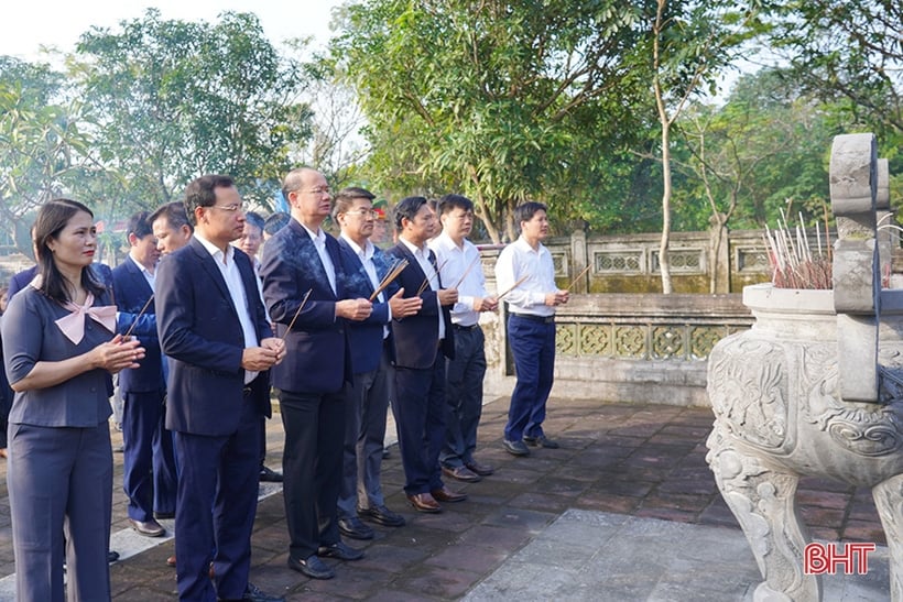 Ofrenda de incienso en memoria del general Nguyen Cong Tru de Uy Vien