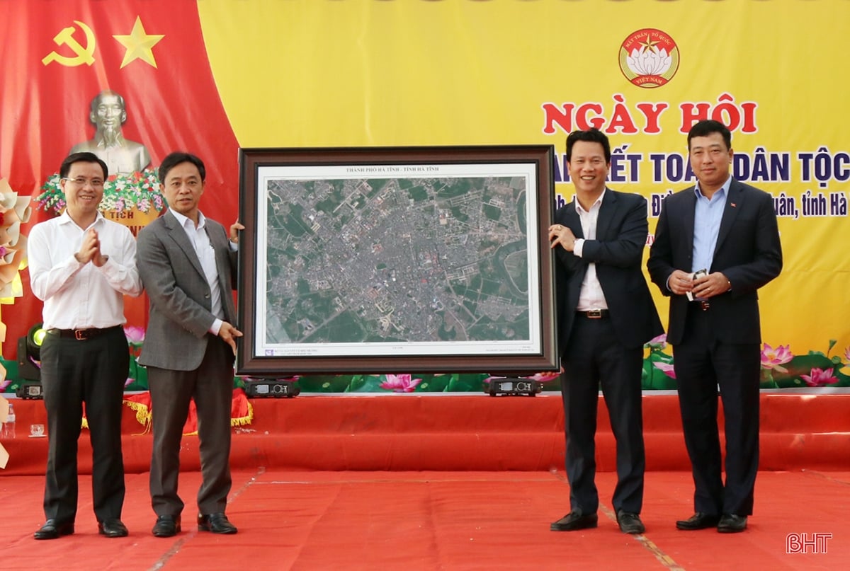 Minister für natürliche Ressourcen und Umwelt nimmt am großen Solidaritätsfestival in Ha Tinh teil