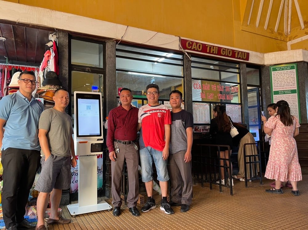 Automatic ticket vending machines are installed at many tourist attractions to help passengers proactively buy tickets and choose seats. (Photo: PV/Vietnam+)