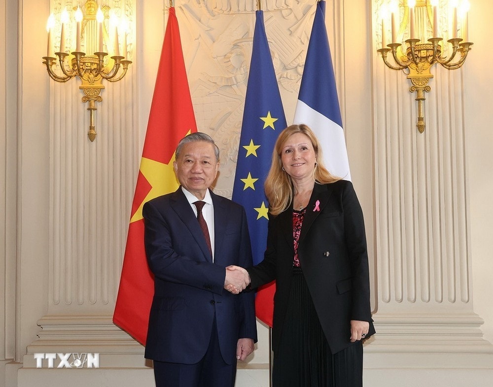 La Presidenta de la Asamblea Nacional francesa, Sra. Yaël Braun-Pivet, dio la bienvenida al Secretario General y Presidente To Lam. (Foto: Tri Dung/VNA)