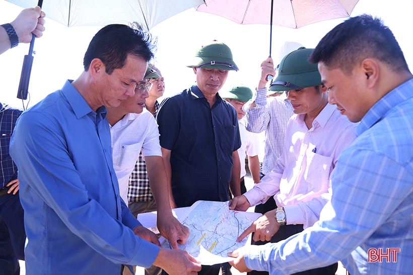 El Viceministro de Transporte Le Dinh Tho: Ha Tinh está haciendo grandes esfuerzos para limpiar el sitio y asegurar la fuente de materiales para la construcción de la Autopista Norte-Sur.