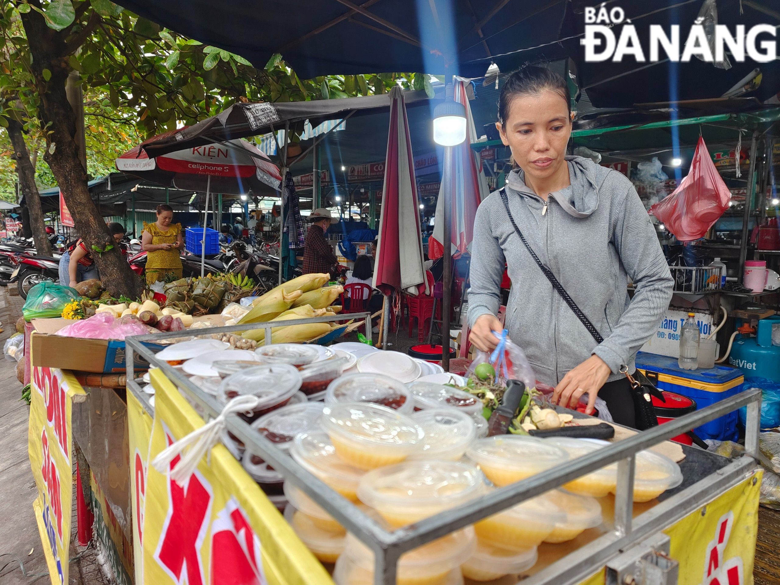 Los puestos y establecimientos que producen arroz glutinoso, sopa dulce y comida vegetariana también experimentaron un fuerte aumento de pedidos. Foto: CHIEN THANG