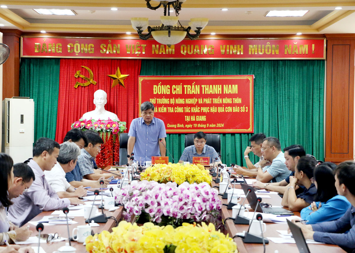 Der stellvertretende Minister für Landwirtschaft und ländliche Entwicklung, Tran Thanh Nam, sprach bei der Arbeitssitzung mit dem Bezirk Quang Binh.