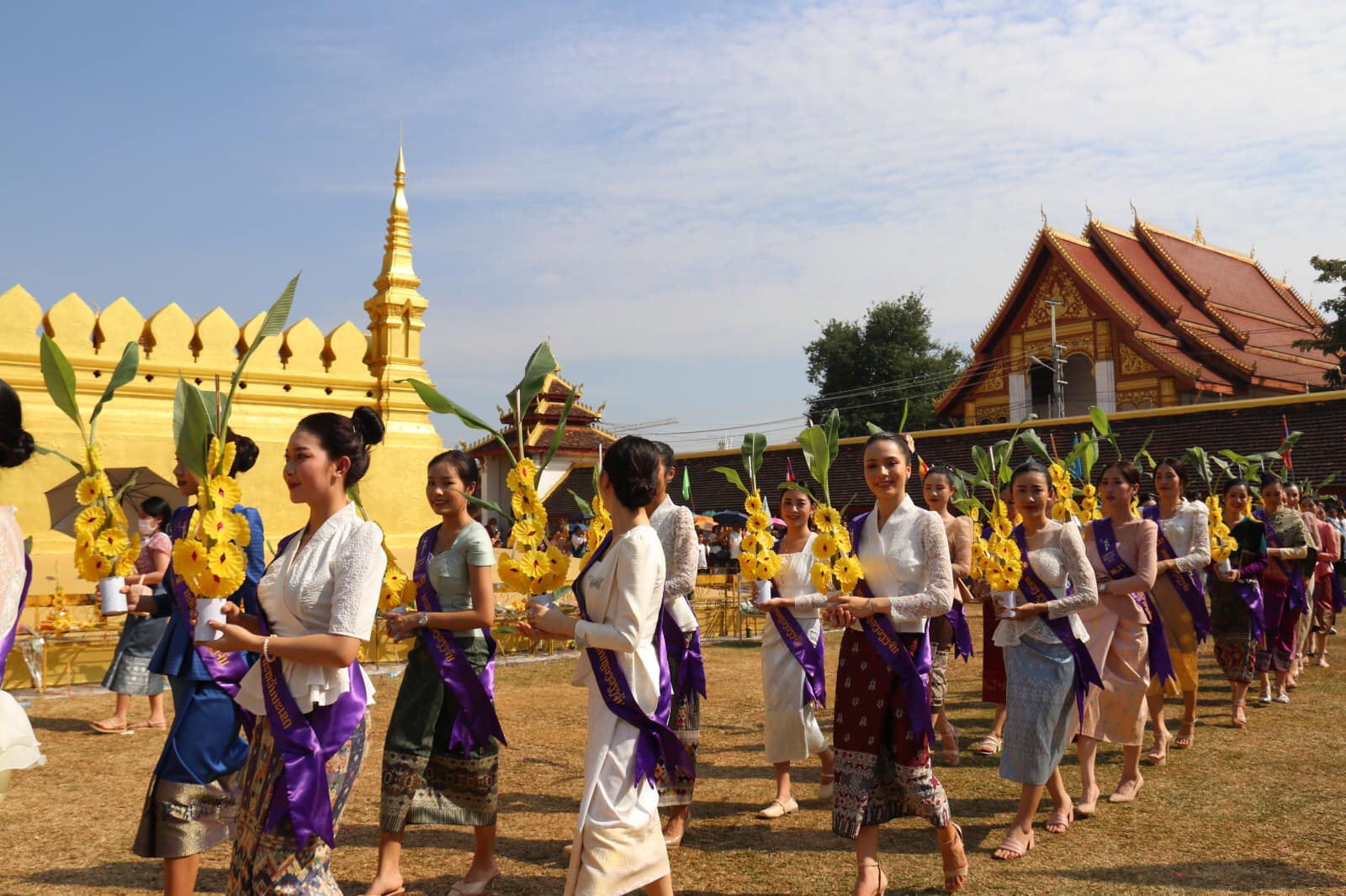 Les Laotiens célèbrent le festival That Luang