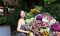 Los jóvenes de Da Nang muestran su belleza con carros de flores que 