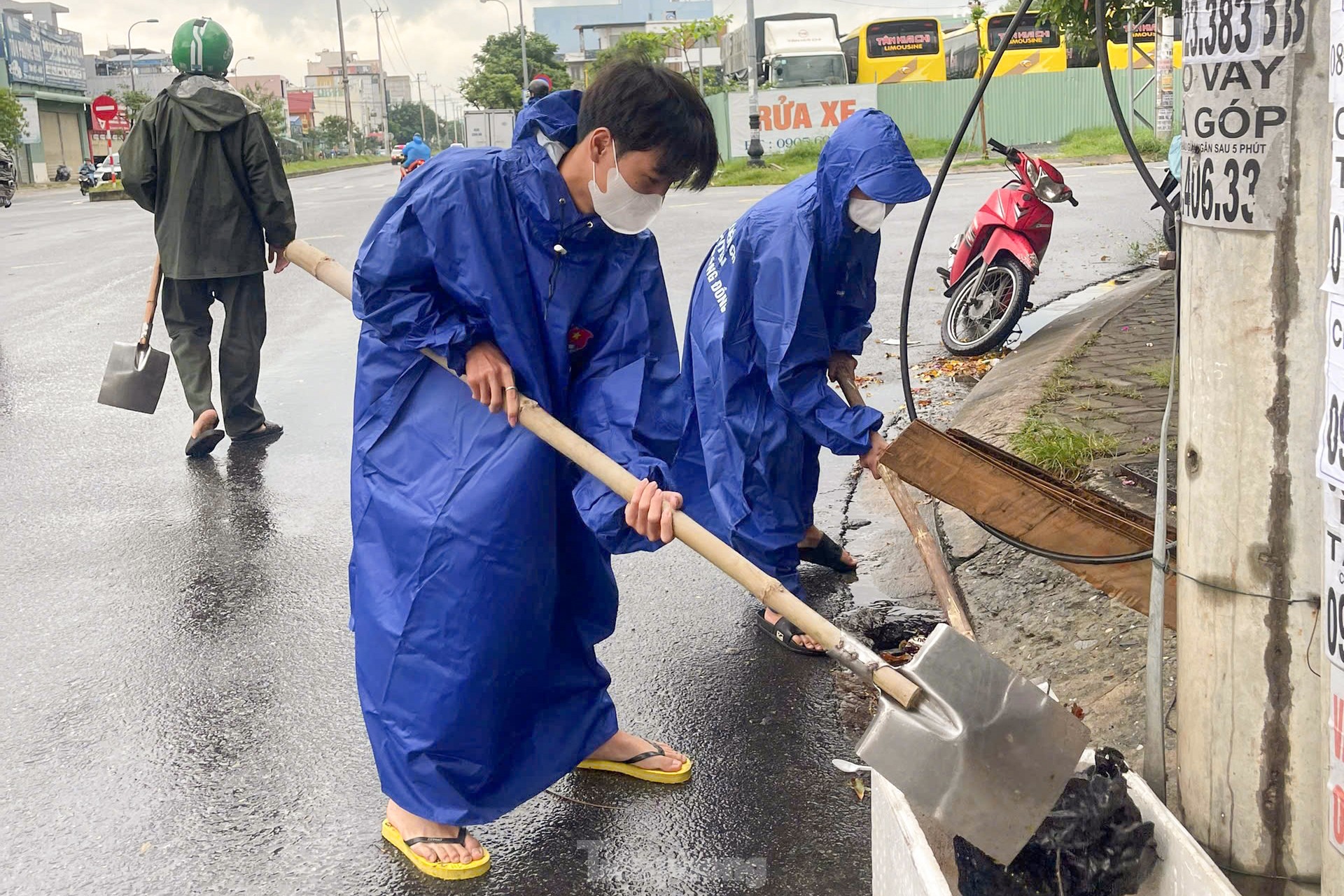 Da Nang aktiviert ein Freiwilligenteam, um Menschen bei der Vorbeugung des Sturms Tra Mi zu helfen. Foto 11