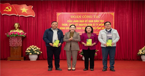 អនុរដ្ឋមន្ត្រី អនុប្រធាន Nong Thi Ha បានទៅសួរសុខទុក្ខ និងជូនពរឆ្នាំថ្មីដល់ជនរួមជាតិនៅខេត្ត Ha Giang