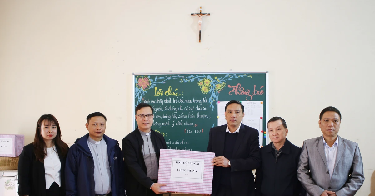 Le secrétaire adjoint du Comité provincial du Parti, Hoang Giang, a rendu visite à des dignitaires et à des paroissiens éminents de Bao Yen et leur a souhaité un joyeux Noël