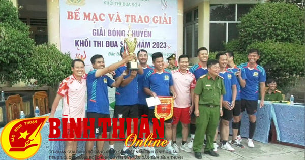 La police de la ville de Phan Thiet a remporté le premier prix du tournoi de volley-ball masculin organisé par le bloc de compétition n° 4 - Police provinciale de Binh Thuan