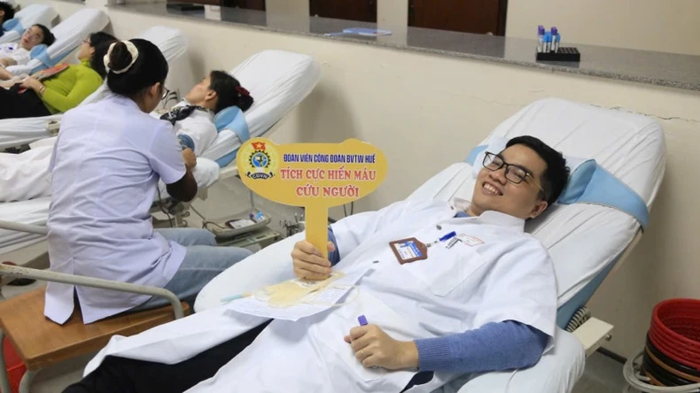 Près de 400 médecins et infirmières de l'hôpital central de Hué ont participé au festival du don de sang volontaire photo 1