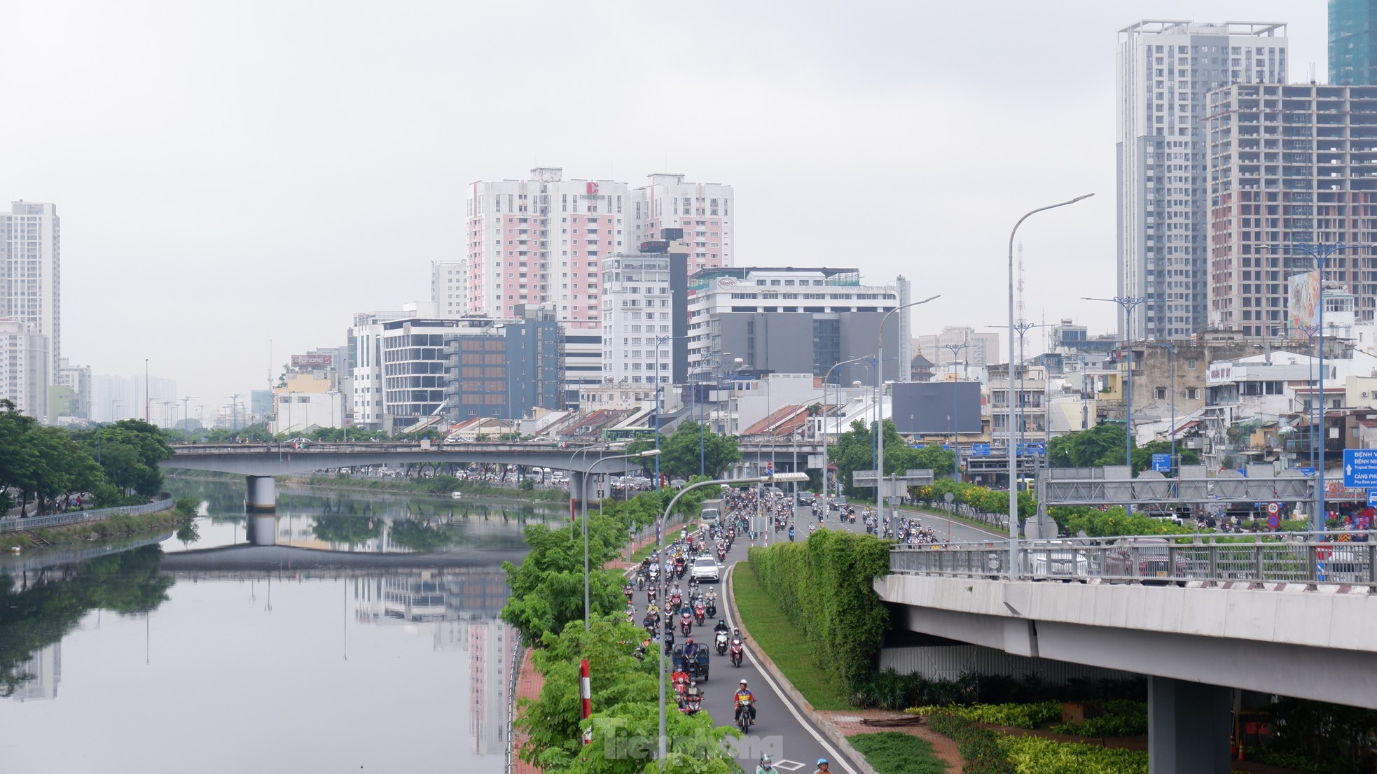 Bầu trời TPHCM mịt mù, bụi mịn vượt chuẩn ảnh 1