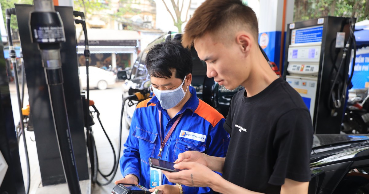 ធ្លាក់ចុះជាង 1,400 ដុង/លីត្រ តម្លៃសាំង RON95-III ធ្លាក់មកនៅត្រឹម 23,544 ដុង