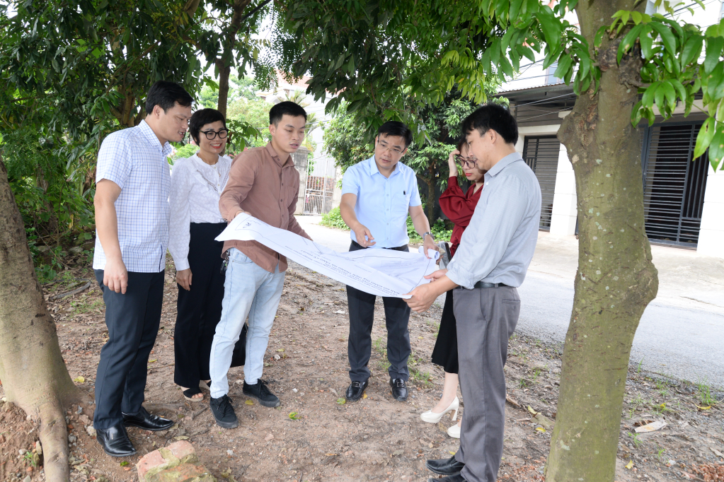 Supervision delegation surveyed at Dong Than Industrial Park (Yen My)
