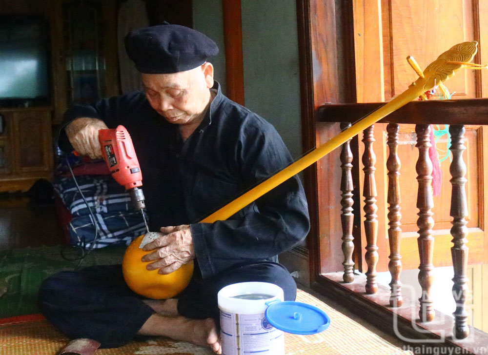 ティンギターを作るには、熟練した技術と細部への注意が必要です。