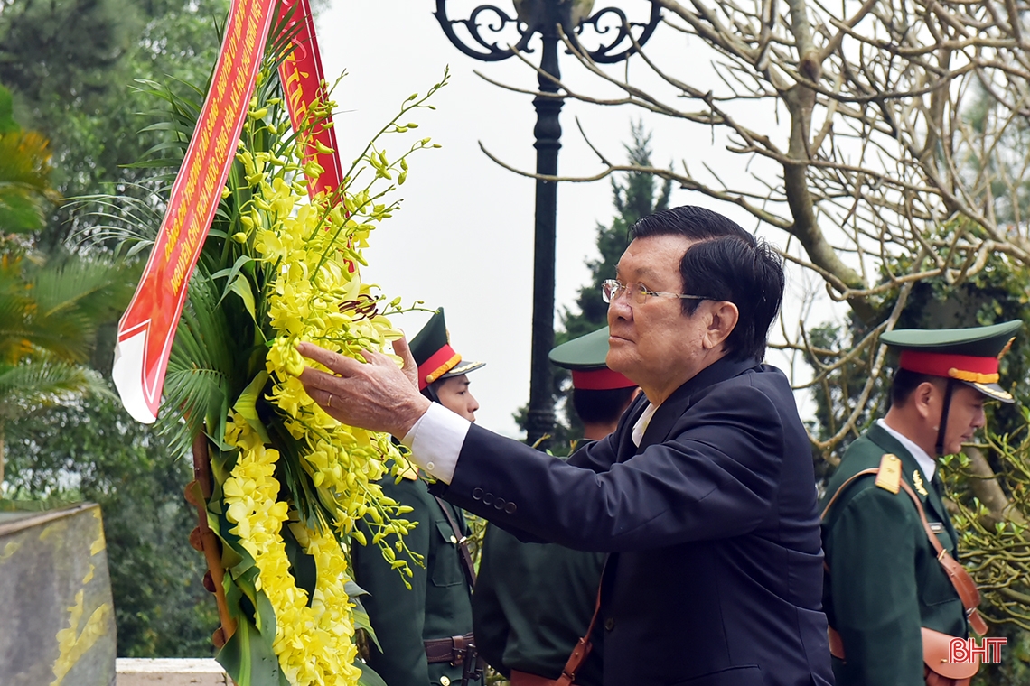 Ehemaliger Präsident Truong Tan Sang bietet dem verstorbenen Generalsekretär Tran Phu Weihrauch an