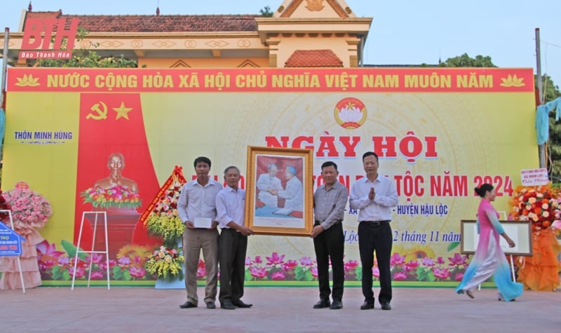 Phó Chủ tịch Thường trực UBND tỉnh Nguyễn Văn Thi dự Ngày hội Đại đoàn kết toàn dân tộc tại thôn Minh Hùng 