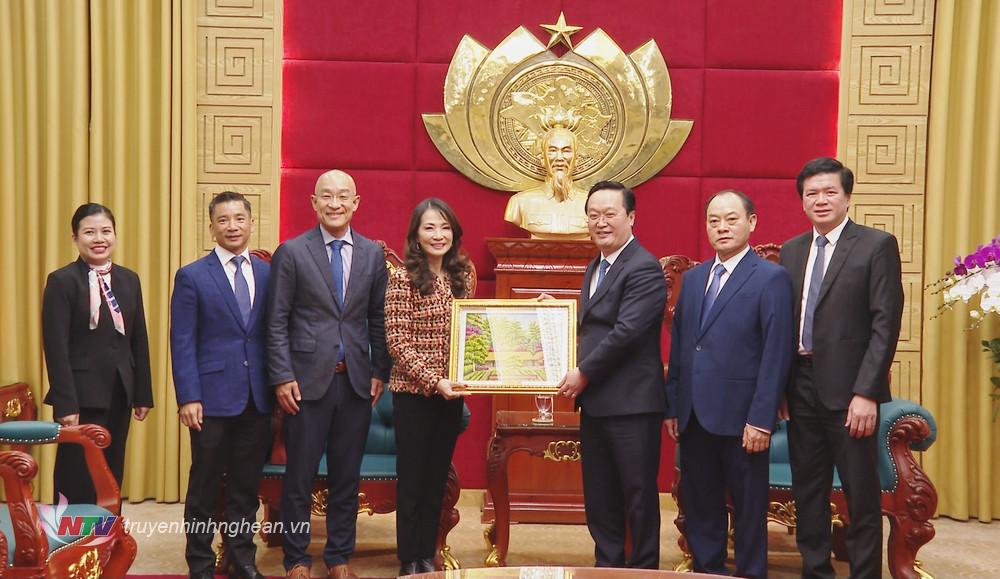 Lãnh đạo tỉnh Nghệ An và lãnh đạo Tập đoàn WHA trao quà lưu niệm