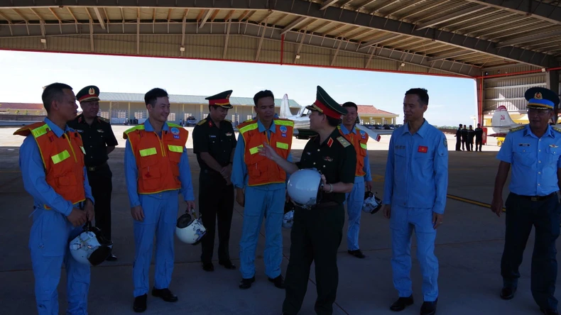 Le régiment 920 a organisé avec succès un vol d'état-major à l'aéroport de Phan Thiet, photo 3