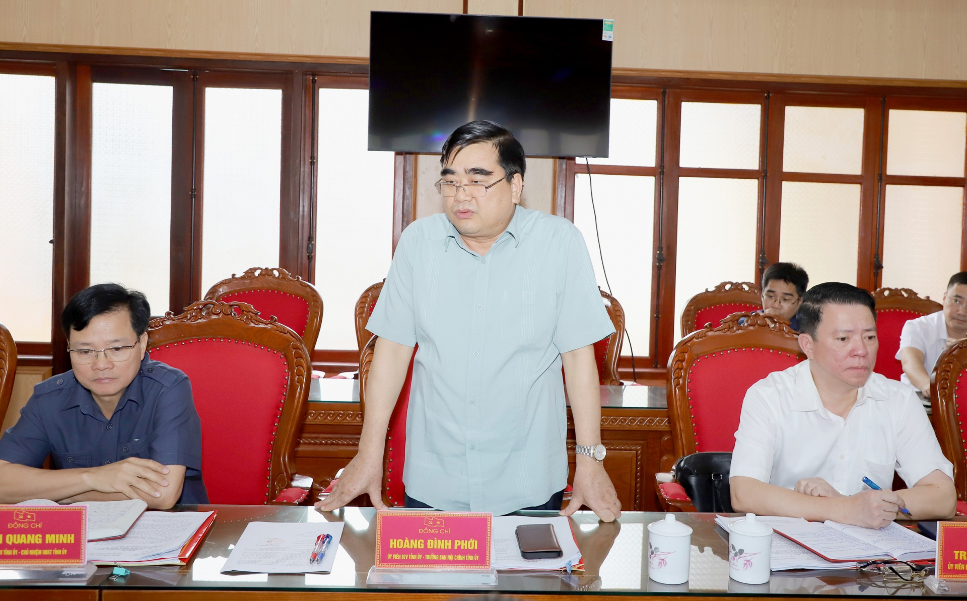 Head of the Provincial Party Committee's Internal Affairs Committee Hoang Dinh Phoi discussed at the meeting.