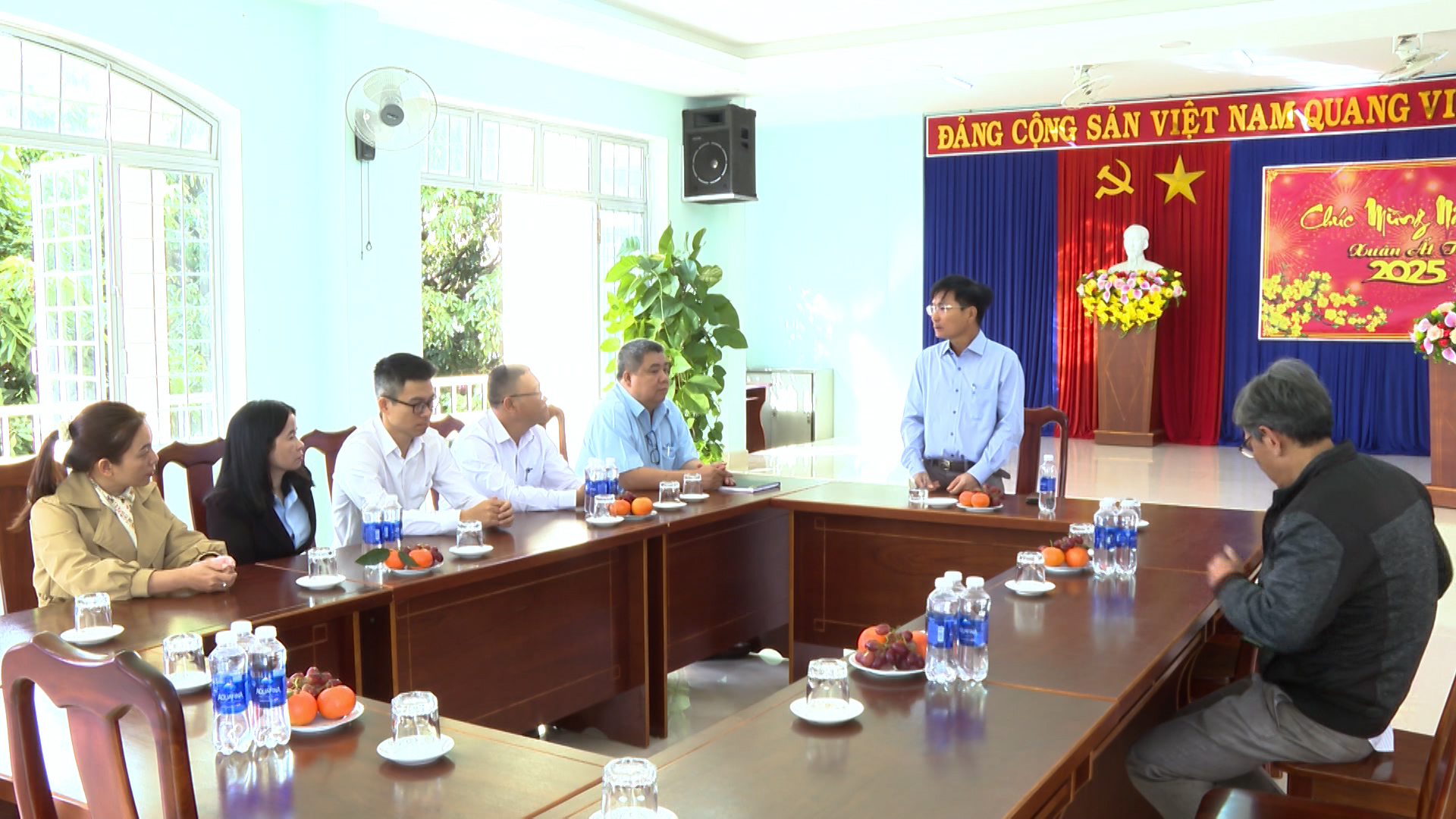 Vice Chairman of the Provincial People's Committee Nguyen Ngoc Sam visited and wished a Happy New Year to a number of agencies and units in Kon Tum City.