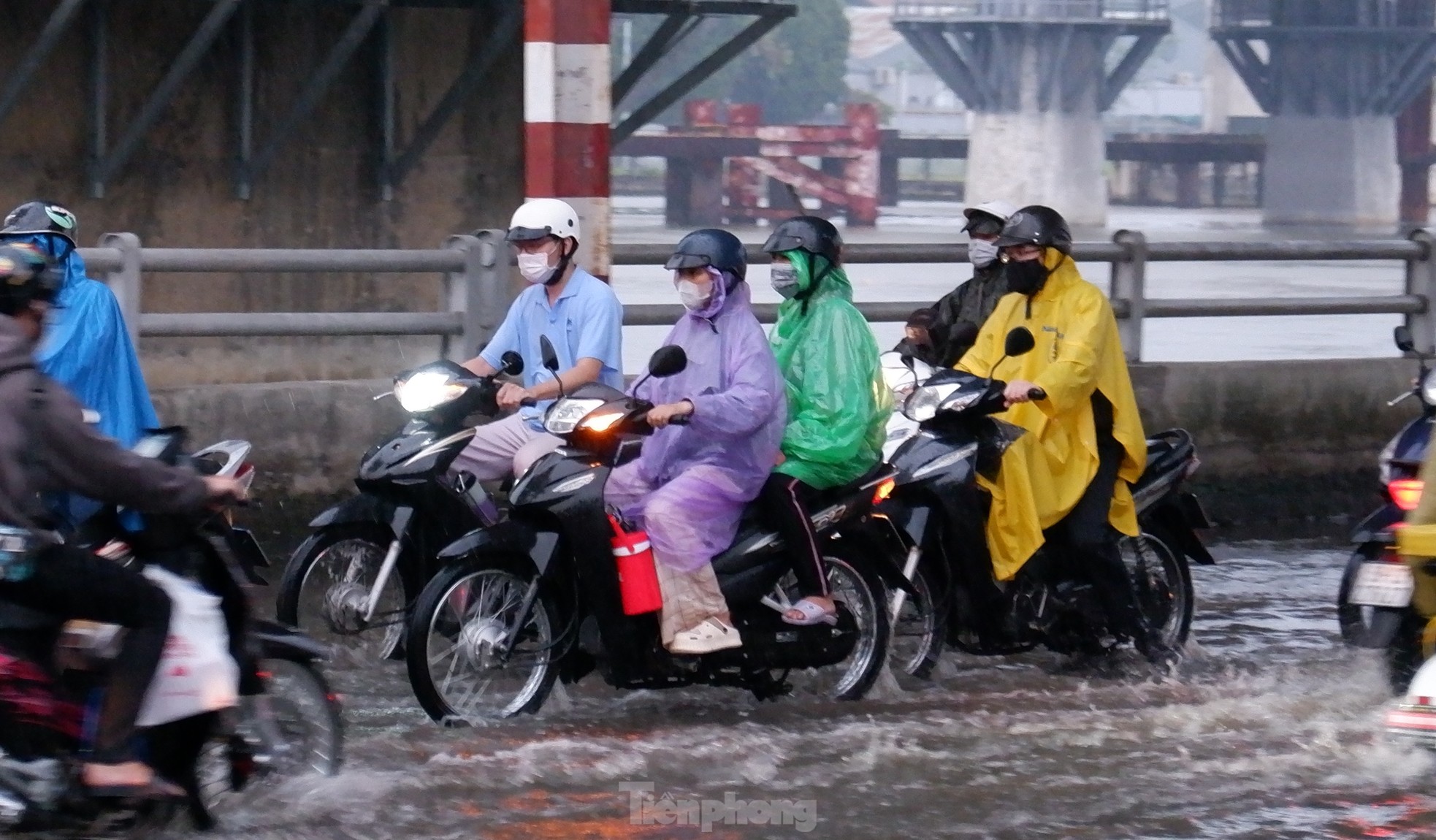 Atascos de tráfico y carreteras inundadas en la ciudad de Ho Chi Minh después de una lluvia inusual combinada con marea alta el día 15 del 12º mes lunar (foto 1)