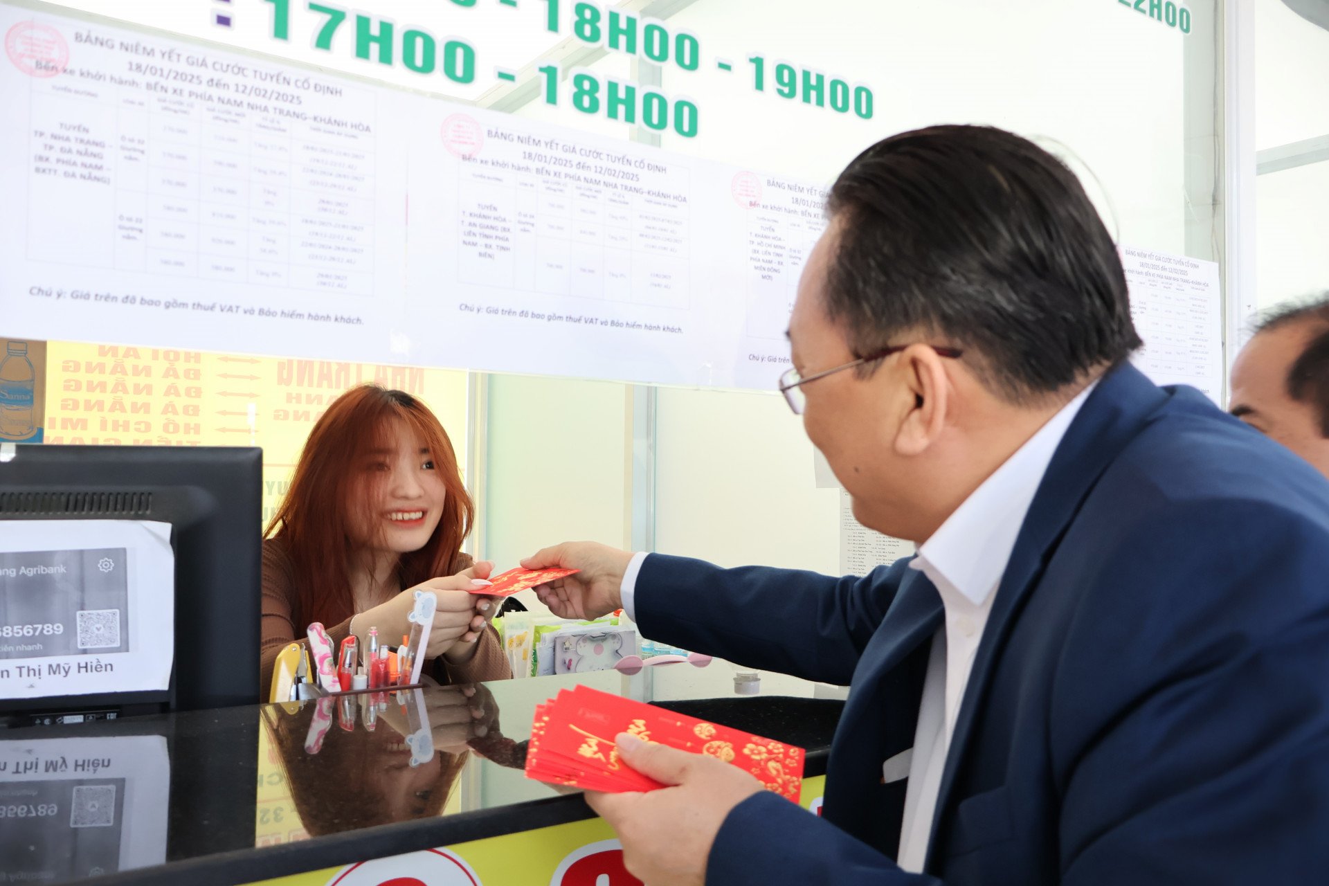 M. Le Huu Hoang a rendu visite au personnel de la gare routière de Khanh Ho et de la société par actions des services de transport et lui a adressé ses meilleurs vœux.