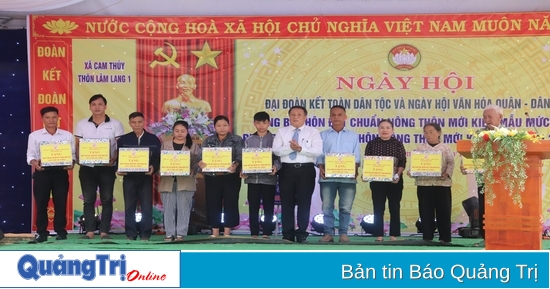 Célébration passionnante de la « Journée de la Grande Unité Nationale » dans le quartier résidentiel de Lam Lang 1, commune de Cam Thuy, district de Cam Lo