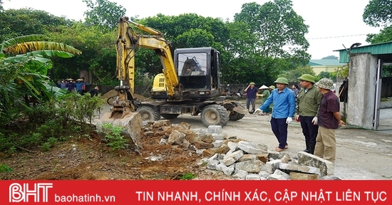 2 Haushalte in Nghi Xuan spendeten Land im Wert von fast einer halben Milliarde VND, um die Straße zu erweitern