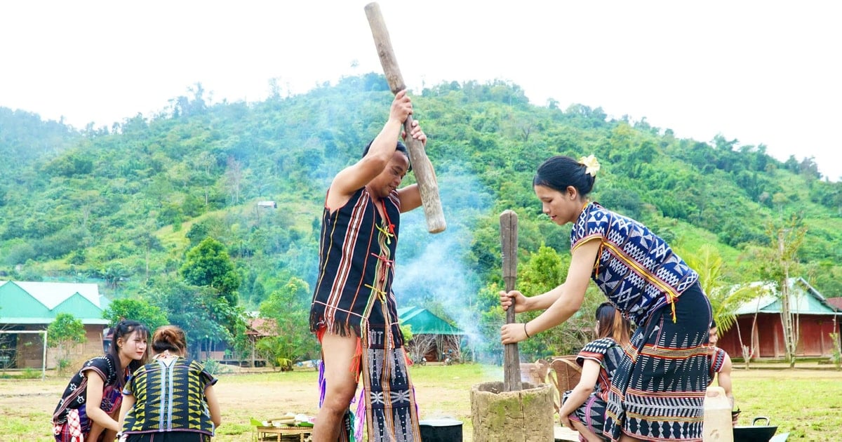 Die Co Tu im Westen von Quang Nam feiern das neue Reisfest