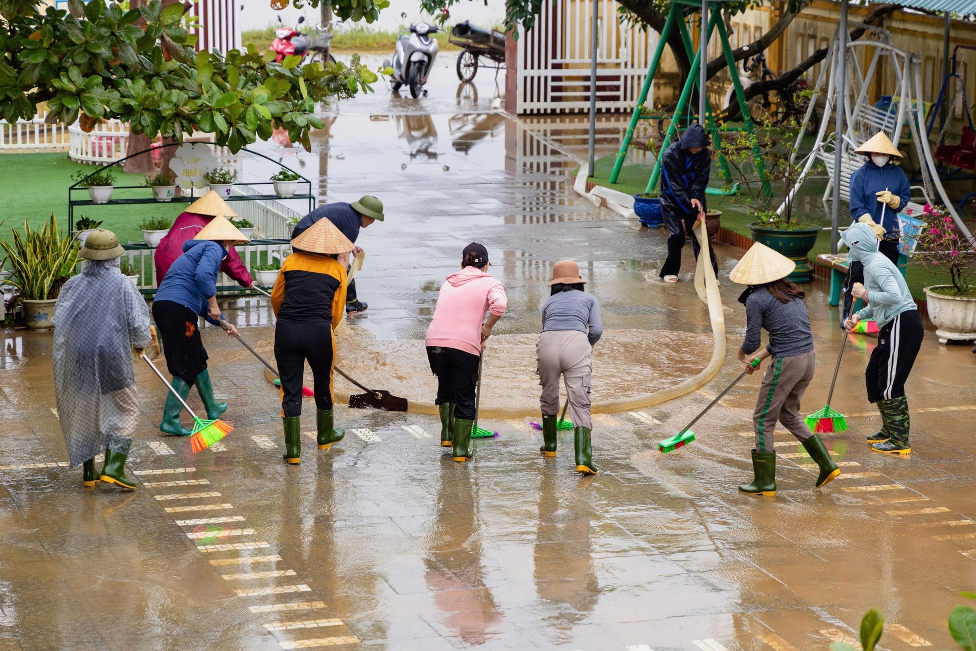 មជ្ឈមណ្ឌលទឹកជំនន់ Quang Binh លិចក្នុងភក់រូបថត ៥